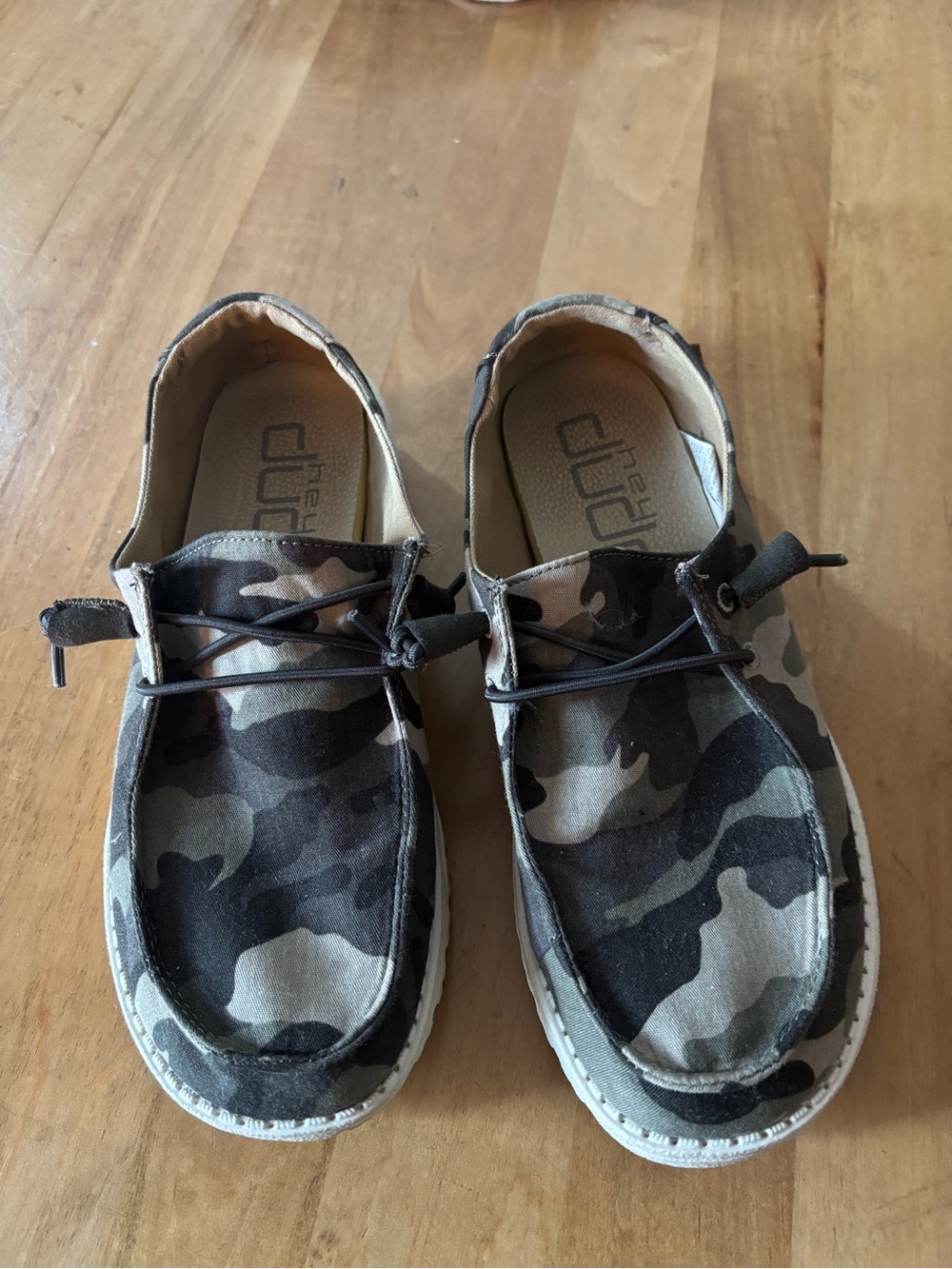 HEYDUDE women’s loafer. Green camo. Size 8